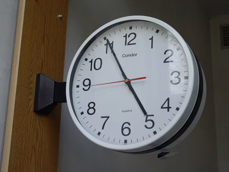 Dvostrani analogni sat na konzolnom nosaču – zidna montaža