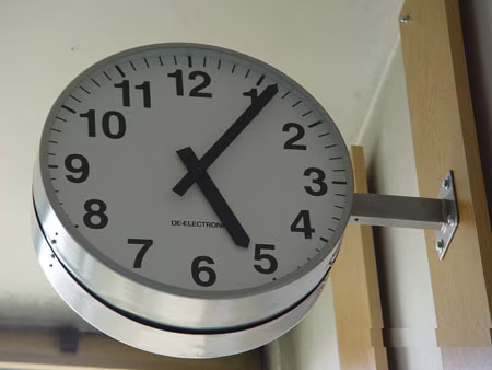 Industrijski dvostrani sat DE-ELECTRONIC na zidnom nosaču