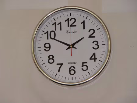 Okrugli zidni sat – instalacija u uredskom prostoru